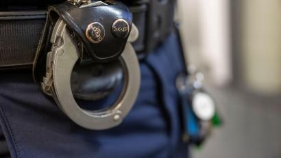 Bild: Peter Kneffel/dpa
Nur mit mehreren Beamten gelang es Angaben der Polizei zufolge, dem Mann Handfesseln anzulegen. (Symbolbild)