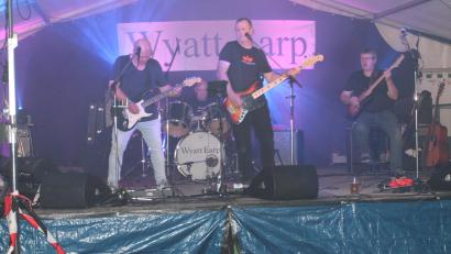 Archivbild: pi
Die Kultband "Wyatt Earp" sorgt am Kirwasamstag für Stimmung.