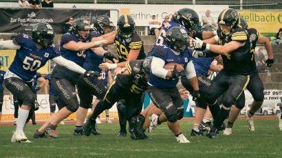 Bild: Maxim Burghardt
Die Amberg Mad Bulldogs (schwarze Trikots) taten sich schwer, die Offense der Passau Pirates unter Kontrolle zu bringen.
