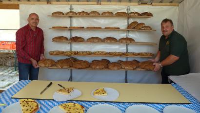 Archivbild: bir
Beim Hohenthaner Backofenfest am kommenden Sonntag, 11. August, werden die Regale wieder mit frischem Holzofenbrot und frischen Kuchen gefüllt sein – so wie hier im vergangenen Jahr.
