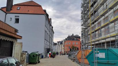 Bild: Brigitte Gschwendtner /fph
Außer zwei Mini-Bäumchen vor der neuen Eisdiele grünt und blüht nichts in der rundum erneuerten Marktredwitzer Lindenstraße.