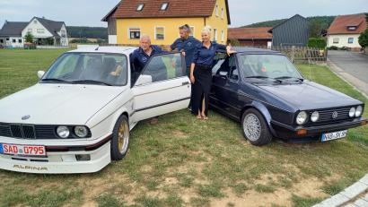 Bild: bl
Feuer und Flamme für "Altes Blech" sind (von links) die Gründungsmitglieder des neuen Oldtimer-Vereins (von links) Alexander Schärtl, Bernd Hoyer und Katja Schmal, hier mit einem liebevoll gepflegten BMW- und Golf-Modell.