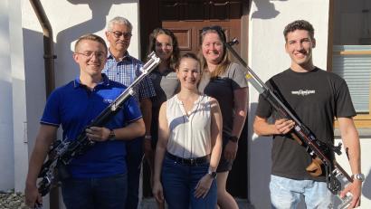 Bild: vt
Das erfolgreiche Sportschützenteam von Edelweiß Hirschau: (von links) Sebastian Grabowski, 1. Schützenmeister Günter Heidl, Sonja Groth, Franziska Kräckl, Athina Kraus und Jacob Schwab.