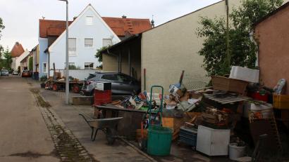 Bild: Jennifer Battaglia
Die Aufräumarbeiten dauern auch fünf Tage nach der Flut noch an. Im Oberen Marktgraben sind die Schäden noch deutlich zu erkennen. Die Betroffenen ärgern sich über Schaulustige, die am Sonntag durch die Straße zogen.
