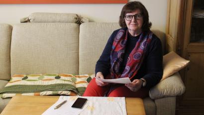 Bild: J. Battaglia
Doris Müller in ihrem Zuhause. Wenn sie Rufbereitschaft hat, liegt ihr Handy immer griffbereit.