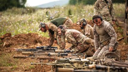 Bild: Staff Sgt. Dana M Clarke
Soldaten aus Italien bereiten ihre Waffen vor.