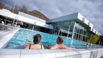 Symbolbild: Marijan Murat/dpa
Zwei Besucher in einer Therme
