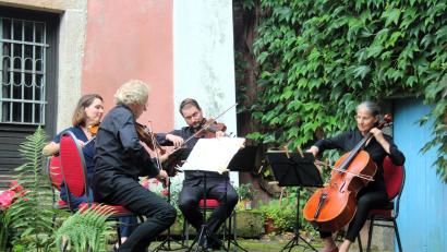 Bild: stg
Gestartet ist das Konzert noch unter freiem Himmel, wenig später zogen das Ensemble und das Publikum in die Pfarrkirche um