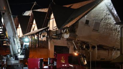 Bild: Florian Blaes/dpa
Im Moselort Kröv (Rheinland-Pfalz) ist ein Hotel teils eingestürzt.