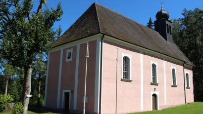 Archivbild: lep
Die Pfarrei St. Georg feiert am Sonntag, 11. August, das Patronatsfest des heiligen Laurentius in der Wallfahrtskirche Weißenbrunn. Dieses Fest bietet eine gute Gelegenheit, die meist verschlossene Wallfahrtskirche zu besuchen, an den Feierlichkeiten teilzunehmen und die kulinarischen Spezialitäten zu genießen.