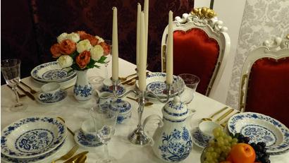 Bild: Stadtmuseum/Edith Zimmermann/exb
Das Stadtmuseum hat für seine Sonderausstellung auch eine Festtafel gedeckt.