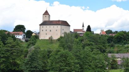 Bild: bnr
Die Burg Trausnitz, eine Jugendherberge, gehört zu den markantesten Gebäuden des Orts. Am 15. September wird in der Gemeinde ein Bürgermeister gewählt. Kandidaten gibt es keine. Ein Bewerber mit schillernder politischer Vergangenheit ist abgelehnt worden.