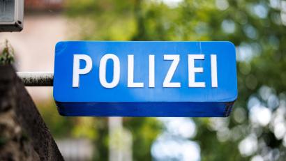 Symbolbild: Matthias Balk/dpa
Ein Schild mit der Aufschrift Polizei an der Fassade des Polizeipräsidiums München. Laut Innenministerium gibt es in Bayern keine schriftlichen Regelungen für die Nennung der Nationalität in Pressemitteilungen.
