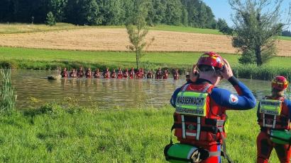 Bild: Kreiswasserwacht Amberg-Sulzbach
Insgesamt sechs Weiher mussten die Wasserwachten auf der Suche nach der 89-Jährigen bei Edelsfeld durchwaten.