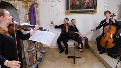 Bild: do
Mit Sängerin Caroline Adler setzte das Streichensemble Thalia in der Klosterkirche Speinshart unter dem Motto "Alte Ohren - Neue Augen" Barockmusik auch optisch ungewohnt in Szene.