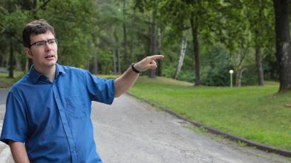 Bild: Wolfgang Steinbacher
Der Waldfriedhof in Raigering bereitet Bernd Müller, dem Leiter des Amberger Standesamtes, wegen seiner Steilheit und Weitläufigkeit einige Probleme.