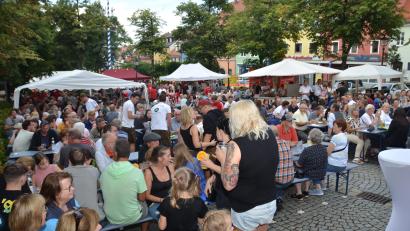 Archivbild: dob
Beim Altstadtfest der Spielvereinigung und der "Rot Weiß"-Kegler geht es vor dem Rathaus immer hoch her.