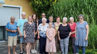 Bild: Marktgemeinde Bad Neualbenreuth/exb
Ihren 90. Geburtstag feierte Anna Rustler (Mitte) in Bad Neualbenreuth. Dazu gratulierten neben der Familie auch Vertreter der Pfarrei und der Marktgemeinde.