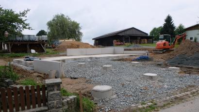 Bild: le
Die Bodenplatte des neuen Gemeinschaftshauses in Kalmreuth, dort wo vorher der „Bauwong“ stand, ist fertig. Errichtet wird ein Saal für bis zu 80 Personen, eine Küche, die als Nebenzimmer benützt werden kann. Wenn alles nach Plan läuft, soll das Haus als „Treff des Ortes“ bis Mai 2025 bezugsfertig sein.