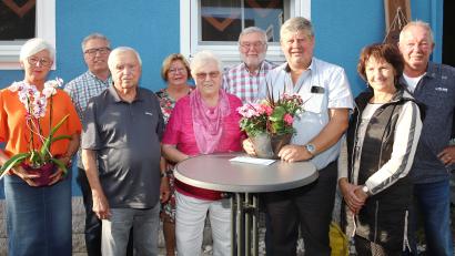 Bild: war
Die Gemeindevertreter, die Vereinslandschaft, Nachbarn und Familie schätzen Inge Grüssner (Bildmitte) sehr. Die rüstige Etzenrichterin durfte nun ihren 85.Geburtstag feiern.