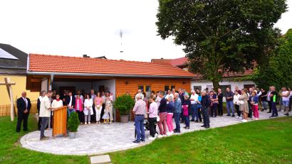 Bild: fvo
Thomas Schwab erläutert die Planungs- und Bauarbeiten am Dorfheisl aber auch am gesamten neuen Dorfzentrum.