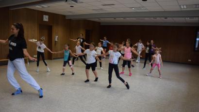 Bild: Tanja Pflaum
Mit Begeisterung waren die 16 Kinder beim Tanzworkshop in der Stadthalle dabei.