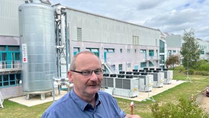 Bild: Gabi Schönberger
Karl Herrmann und die vier Wärmepumpen der neuen Heizanlage bei der OWS GmbH in Weiden. In dem Metallzylinder links ist der Pufferspeicher untergebracht.