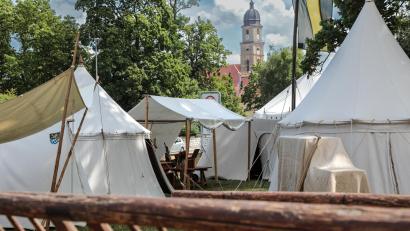 Bild: Wolfgang Steinbacher
Die Zeltstadt am Maxplatz steht schon, am Donnerstag ab 16 Uhr dürfen dann auch die Besucher zum viertägigen Brunnenfest kommen.