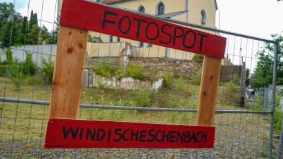 Bild: Leon Karwath
"Fotospot Windischeschenbach" steht auf dem zusammengeschraubten Holzrahmen, den Unbekannte am Bauzaun auf dem Gelände des "Oberpfälzer Hofs" befestigt haben.