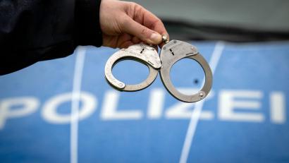 Bild: Soeren Stache/dpa
Beamte hatten am Dienstag einen gesuchten Mann aufgrund eines Hinweises durch das Bundeskriminalamt im Landkreis Cham festgenommen.