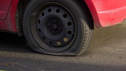 Symbolbild: Thomas Frey/dpa
An drei Autos hat ein Unbekannter Reifen beschädigt.