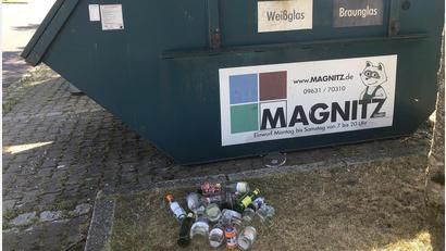 Bild: wro
Der Glascontainer am Berufsschulparkplatz war nahezu leer. Trotzdem wurden davor leere Flaschen und Gläser hingeworfen.