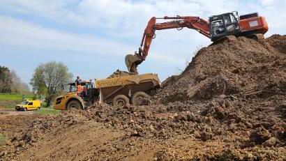 Bild: Wolfgang Steinbacher
Momentan ist es noch eine kleine Baustelle zum Start eines 44-Millionen-Euro Projekts: Bei Theuern haben die Bauarbeiten an den ersten Brücke für die Westumgehung von Kümmersbruck begonnen.