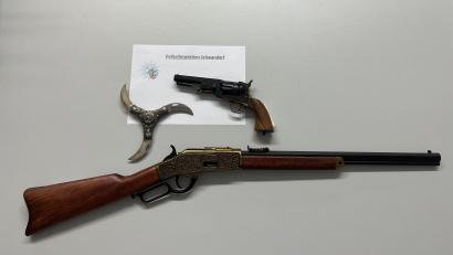 Bild: Polizeiinspektion Schwandorf/exb
Einen Revolver, eine Jagdbüchse und einen verbotenen Wurfstern fanden Polizeibeamte in der Wohnung eines 65-Jährigen.