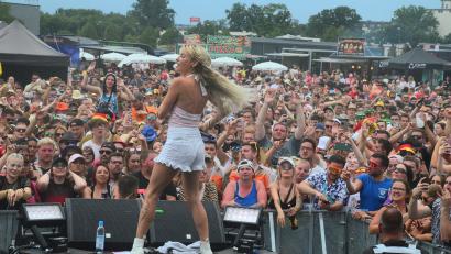 Bild: Kunz
"Bayern, des samma mir!" Die temperamentvolle Mia Julia heizt ihren Fans tüchtig ein.