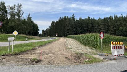 Bild: Stadt Windischeschenbach/exb
Radfahrer und Fußgänger müssen nicht mehr die Straße benutzen. Der neue Rad- und Fußweg bei Windischeschenbach wird Ende August fertig sein.