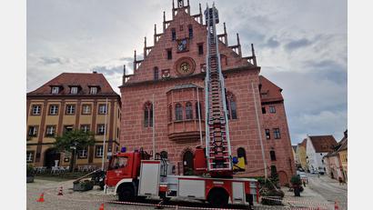 Bild: Tobias Gräf
Nein, der Bürgermeister musste nicht mithilfe der Drehleiter aus seinem Büro gerettet werden. Dennoch war die Feuerwehr im Einsatz, damit zwei Experten die Fassade des historischen Sulzbacher Rathauses untersuchen konnten. Hier hat Regenwasser Schäden angerichtet.