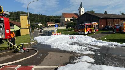Bild: ihl
Beim Brand im Raiffeisen-Lagerhaus in Weidenthal ist Löschschaum in einen Bach gelangt.