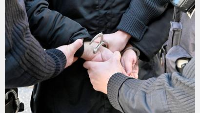 Symbolbild: Carsten Rehder/dpa
Nach mehreren Eigentumsdelikten hat die Polizei Marktredwitz mehrere Tatverdächtige ermittelt und festgenommen.