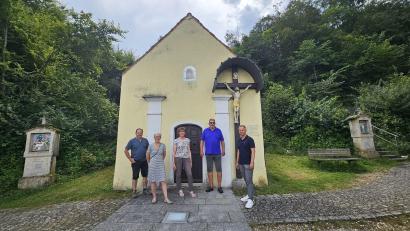 Bild: Christopher Würz/exb
Wenn es nach (von links) Hubert Haas, Marlies Grill, Margaretha Kraus, Helmuth Bauer und MdL Bernhard Heinisch geht, soll die Kapelle in Rieden wieder auf Vordermann gebracht werden.