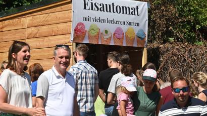 Bild: gf
Massenandrang herrscht am neuen Eisautomaten am Poppenrichter Dorfplatz, nicht nur, als es Gratiseis gibt. Lisa Neidl (links) bedankt sich bei Bürgermeister Hermann Böhm (Zweiter von links), dass die Gemeinde den Eisautomaten „unbürokratisch“ genehmigt hatte.