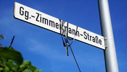 Bild: jut
Die Georg-Zimmermann-Straße in Eslarn ist nach einem verurteilten Missbrauchstäter benannt. Die Gemeinde will sie umbenennen. Die Anwohner kämpfen dagegen. Wer das schwarze Band – eine Art Trauerflor – hingehängt hat, ist unklar.