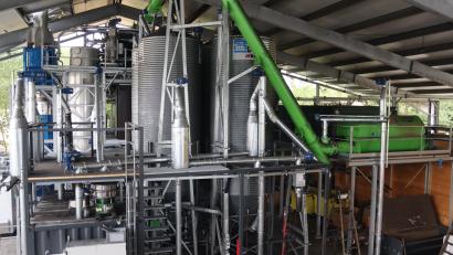 Bild: mrr
Die Firma Carbon Cycle GmbH & Co. KG in Vilshofen erweitert ihre Anlage zur Herstellung von "klimapositiver" Pflanzenkohle, was zu einer Verfünffachung der Produktionsleistung führt.