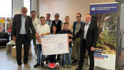 Bild: Nico Wolf, Volksbank Raiffeisenbank Nordoberpfalz/exb
In der Mitterteicher Geschäftsstelle der Volksbank Raiffeisenbank Nordoberpfalz nahmen Mitglieder der Tennissparte des SV Mitterteich um Doris Scharnagl-Lindinger (vorne, Mitte) und Friedrich Wölfl (hinten, Mitte) den Scheck über 2500 Euro entgegen. Mit im Bild Jürgen Wagner (links) als Vertreter der DZ-Bank und Harald Zottmeier (rechts), Regionalmarktleiter der Volksbank Raiffeisenbank Nordoberpfalz.