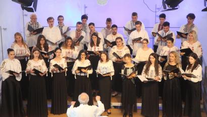 Bild: Hirsch
Der rumänische Kammerchor „Capella Transylvania“ nimmt am Festival junger Künstler in Bayreuth teil und gab am Donnerstag in der Marienkirche in Nabburg ein Konzert.