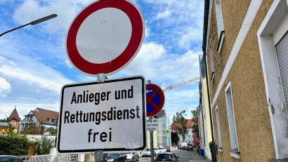 Bild: Gabi Schönberger
Seit Mittwoch hängt das "Anlieger-frei-Schild" an der Weidener Königstraße. Viele Autofahrer halten sich aber nicht daran. Im Hintergrund staut es sich bereits.