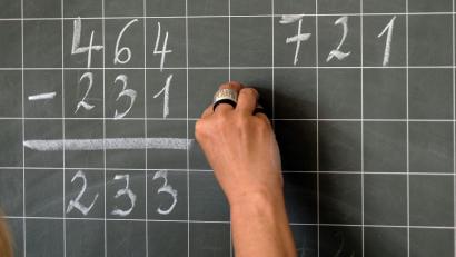 Bild: Axel Heimken/dpa
Viele Menschen träumen auch im Erwachsenenalter noch von der Schule. (Symbolbild)