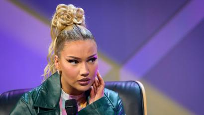 Bild: Jonas Walzberg/dpa
Weiter auf Platz eins mit „Bauch Beine Po“-Training: Shirin David. (Archivbild)