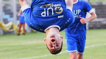 Bild: ssl
Patryk Bytomski feiert seinen Führungstreffer mit einem Salto. Die Haltungsnoten waren perfekt.