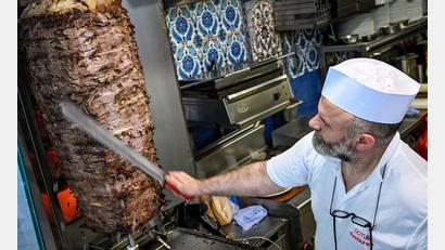 Bild: Jens Kalaene/dpa
Um den Spieß geht's: Nach dem Willen eines türkischen Verbands soll die Dönerherstellung künftig klar reglementiert werden. (Archivbild)